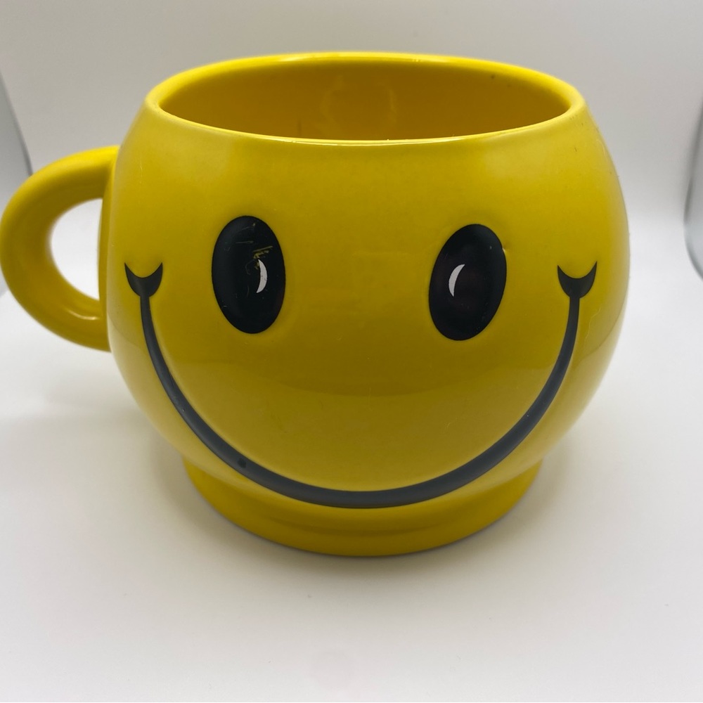 LUV Imports Smiley Face Mug Yellow Coffee Cup 20oz Happy Face Emoji Planter